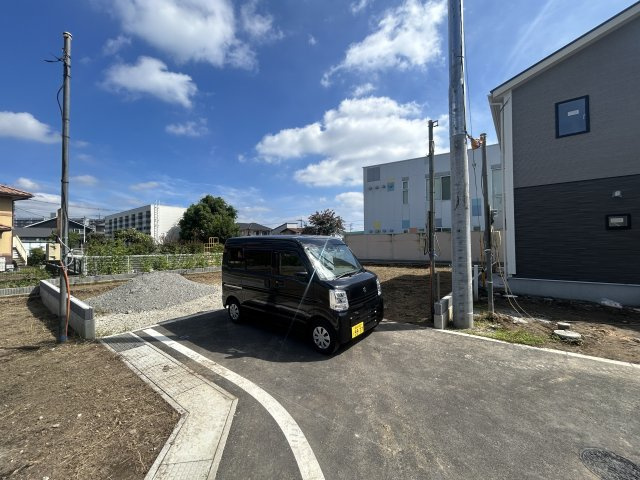 新築　高崎市下豊岡町全６棟　Blooming　Garden　3号棟の駐車場|現地写真　駐車スペースは並列2台+1台分可能です！
