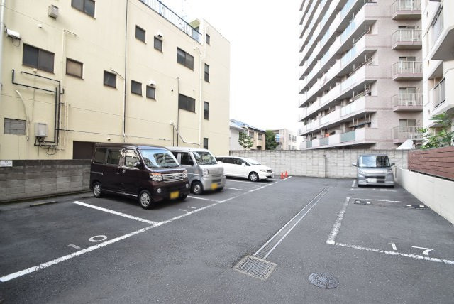 【駐車場】 | 板橋蓮根台ダイヤモンドマンション | マンションの駐車場スペース。空きの有無や駐車料金、サイズ規定などについては、改めてお問い合わせください。～即日のご見学可能～　お問合せはお気軽にどうぞ。