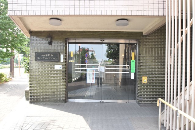 【エントランス】 | 板橋蓮根台ダイヤモンドマンション | お客様を、そして住人を出迎えてくれるマンションのエントランス。ゴミが落ちていないことからも、管理状態の良さや住民の節度の高さが見て取れます。～即日のご見学可能～　お問合せはお気軽にどうぞ。