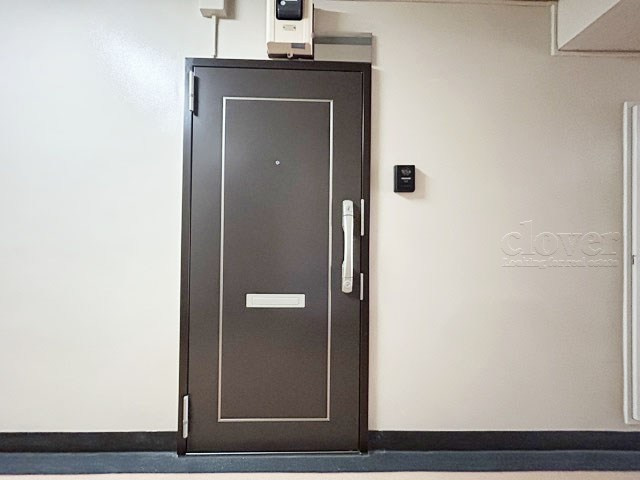 【その他共用部分】 | 板橋蓮根台ダイヤモンドマンション | ダブルロック式の玄関ドアが皆様をお出迎え。お部屋のセキュリティの観点からも、うれしい設備ですね。玄関の色もシックで良い感じです。～即日のご見学可能～　お問合せはお気軽にどうぞ。