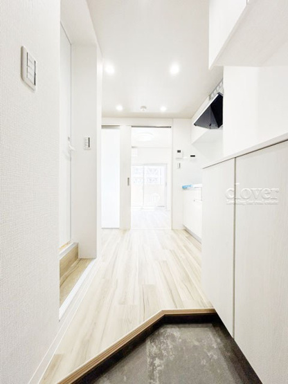 【玄関】 | 板橋蓮根台ダイヤモンドマンション | 玄関ドアを背に、廊下と室内を望みます。ナチュラル系の色合いを重視した内装のイメージをご確認ください。お部屋の第一印象やイメージを決定づける空間です。～即日のご見学可能～　お問合せはお気軽にどうぞ。