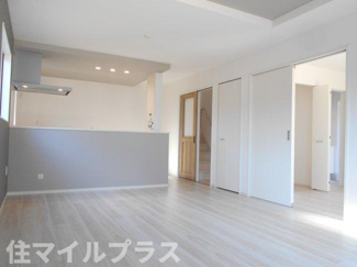 【居間・リビング】 | 郡山市静町新築一戸建て1棟 | こちらの居間で趣味の時間をお楽しみください