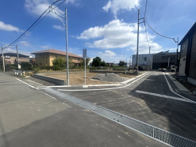 新築　高崎市下豊岡町全６棟　Blooming　Garden　4号棟の前面道路含む現地写真|現地写真　西側接道幅員約5.4ｍ