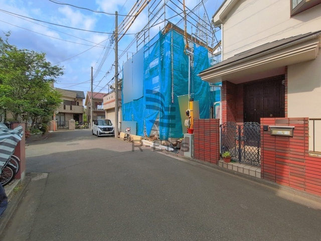 【前面道路含む現地写真】 | 西東京市向台町２丁目　新築戸建て | 落ち着いた低層住宅街の一角、穏やかな街並みが広がります