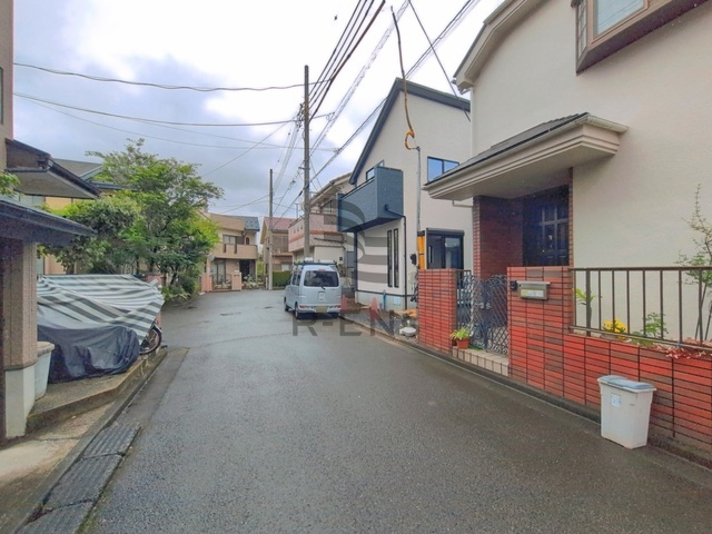 【前面道路含む現地写真】 | 西東京市向台町２丁目　新築戸建て | 落ち着いた低層住宅街の一角、穏やかな街並みが広がります