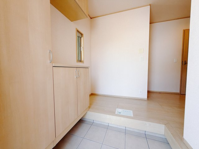 【中古戸建】前橋市北代田町の玄関|■玄関｜「玄関から、我が家を心地よく。自然の風や光を感じられる気持ちのいい玄関へ。」