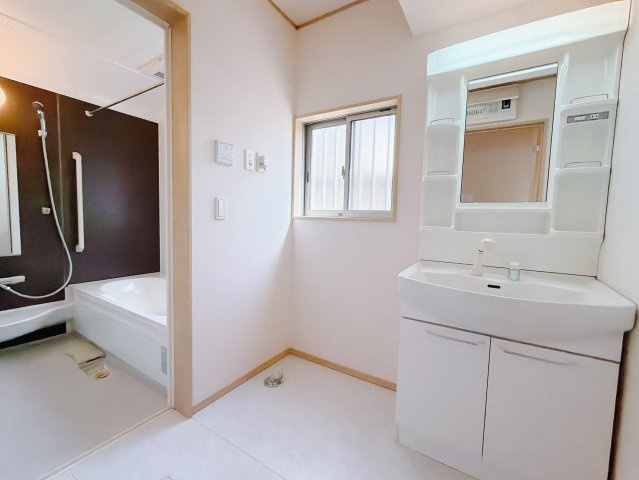 【中古戸建】前橋市北代田町の独立洗面台|■洗面室｜大きな鏡で朝の身支度もラクラク♪毎日の忙しい準備が楽しくなる洗面所です(^^♪