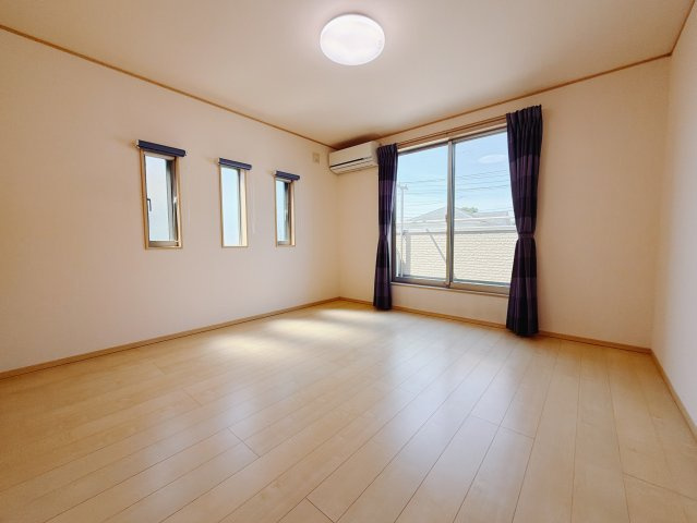 【中古戸建】前橋市北代田町の洋室|■2階洋室｜お子様の一人部屋にピッタリな洋室。木のぬくもりを感じるフローリングは、天然木の味わいが時とともに深みを増していきます。また、傷にも強く、フリーワックスでお手入れもラクラクです♪