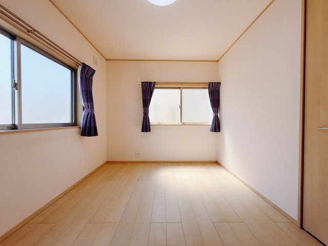 【中古戸建】前橋市北代田町の洋室|■2階洋室｜ナチュラルカラーの床です。模様替えなどとても楽しく工夫できます♪陽当たり、風通しもとても良いので毎日快適な生活スタートです！子供部屋にも良いですね♪