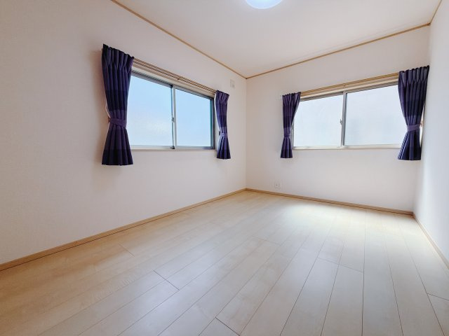 【中古戸建】前橋市北代田町の洋室|■2階洋室｜2階洋室には大きな窓をご用意しています。日中はあたたかな日差し差し込み自分時間も充実できますね＾＾