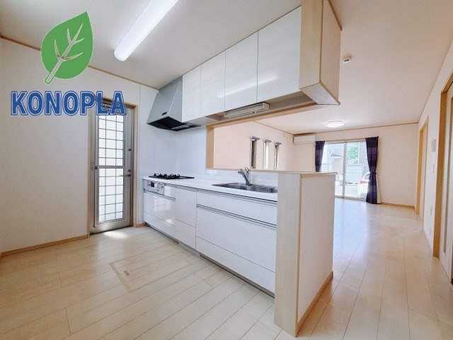【中古戸建】前橋市北代田町の居間・リビング|■キッチン｜作業がはかどる広々カウンタースペース。会話がはずむ「オープンキッチン」なので家族とのコミュニケーションも活発になります。