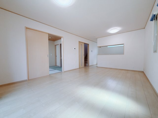 【中古戸建】前橋市北代田町の居間・リビング|■リビング｜落ち着きのある表情を見せるリビングダイニング。太陽の光がたっぷり差し込むリビングは、自然とご家族が集まる居心地の良い空間です。