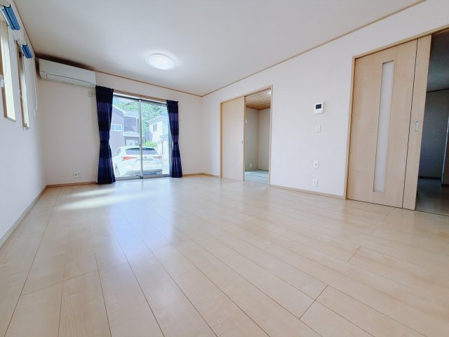 【中古戸建】前橋市北代田町の居間・リビング|■リビング｜大きい窓からあたたかいたっぷりの光が入ります♪開放的な空間で毎日をもっと快適に(*＾＾*)