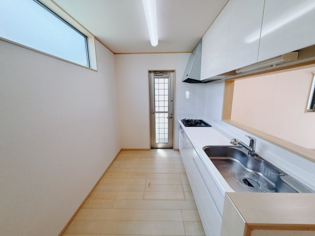 【中古戸建】前橋市北代田町のキッチン|■キッチン｜ワークトップの幅が広く、お子様といっしょにお料理をつくったり、ちょっとしたパーティーも楽しめます。フラットなのでお掃除がしやすいのもポイントです♪