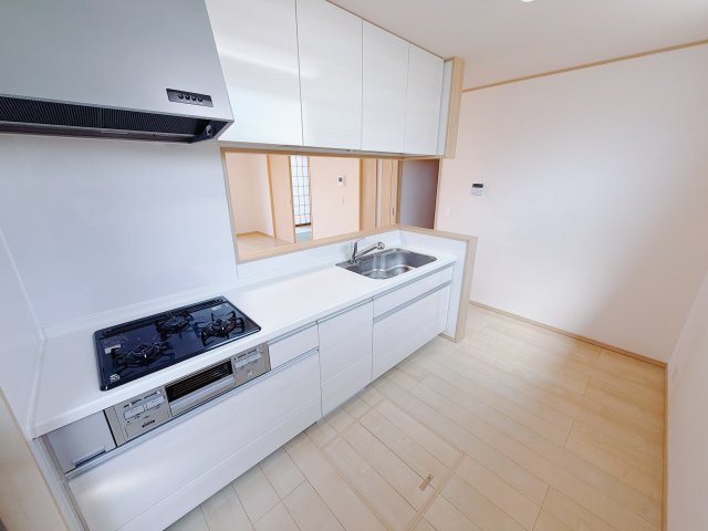 【中古戸建】前橋市北代田町のキッチン|■キッチン｜ワークトップ下には、圧力鍋やパスタ鍋などのかさばる調理器具もラクラク収納可能なスライド収納！ものが溢れがちなキッチン回りもスッキリきれいに管理ができます♪