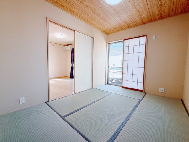 【中古戸建】前橋市北代田町の和室|■1階和室｜和室でしか味わえない畳ならではの香りや素材で和のやすらぎを感じてください♪休日はお子様とお昼寝するのにも最適です！