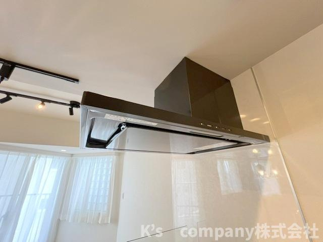 藤沢市鵠沼海岸1丁目　ハウス鵠沼海岸のキッチン|お手入れのしやすいスリムタイプのレンジフード◇