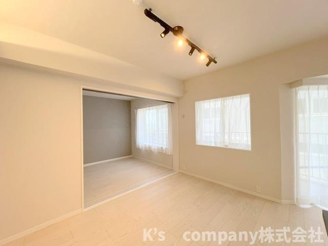 藤沢市鵠沼海岸1丁目　ハウス鵠沼海岸の居間・リビング|リビングゆったり14.5帖◇リビングの正面にはワイドバルコニーがあります◇