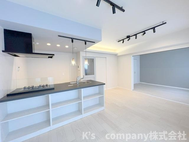 藤沢市鵠沼海岸1丁目　ハウス鵠沼海岸の居間・リビング|リビングに隣接して洋室6帖が奥側に見えます◇