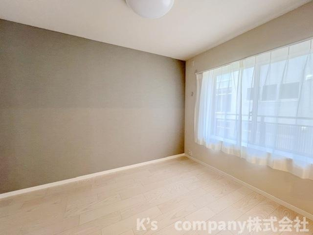 藤沢市鵠沼海岸1丁目　ハウス鵠沼海岸の洋室|洋室6帖◇アクセントクロスが奥行きを感じさせていくれます♪