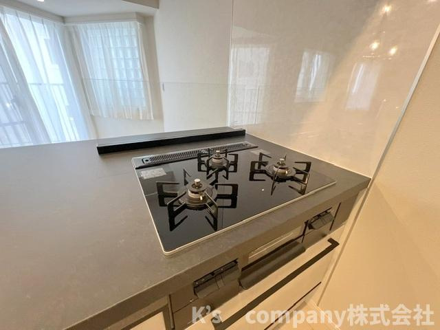 藤沢市鵠沼海岸1丁目　ハウス鵠沼海岸のキッチン|三口ガスコンロでお料理の幅が広がります◇