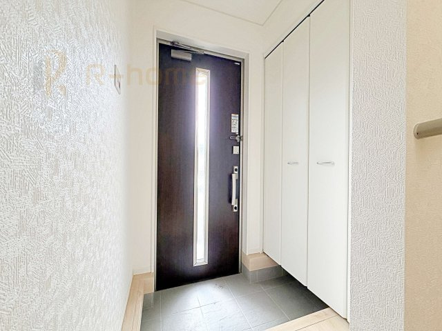古河市五部第1　新築戸建て　1号棟の玄関|気持ちよくご家族やゲストを送迎できる穏やかな雰囲気の玄関♪大きな下駄箱で玄関廻りスッキリ♪