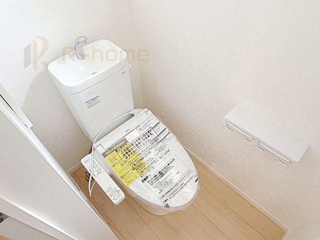 古河市五部第1　新築戸建て　1号棟のトイレ|温水洗浄便座付きのトイレ。
トイレが２ヵ所設置で朝の忙しい時間でも安心です。
