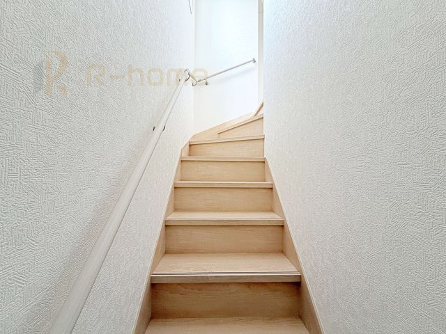 古河市五部第1　新築戸建て　1号棟の内装|手すりのついた階段！小さなお子様の利用も一安心です♪