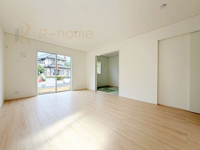 古河市五部第1　新築戸建て　1号棟の居間・リビング|広々とした余裕のあるリビングです♪大きな窓からは自然光が届きます。