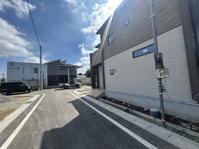 新築　高崎市下豊岡町全６棟　Blooming　Garden　5号棟の前面道路含む現地写真|現地写真　西側接道幅員約5.4ｍ