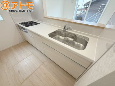 【キッチン】 | 葵区羽鳥第12　新築戸建　2号棟 | つなぎ目の少ないシステムキッチンは、隙間に溜まる汚れも少なく、サッと拭けてお掃除の手間も軽減♪