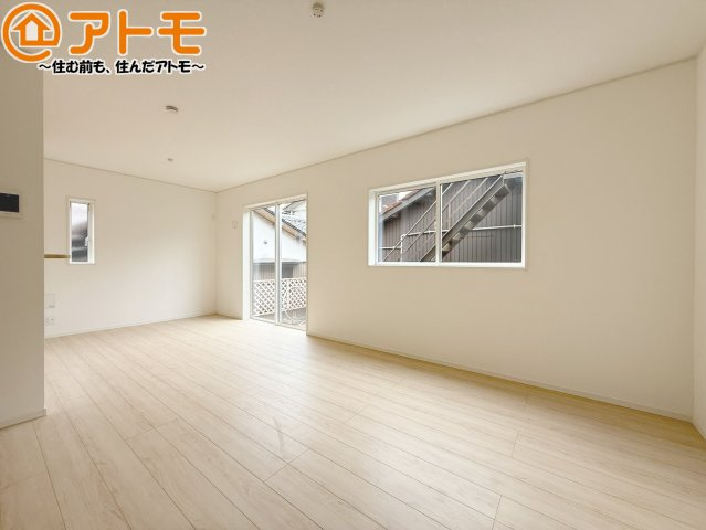 【居間・リビング】 | 葵区羽鳥第12　新築戸建　2号棟 | 日当たりのよいリビングは、一年を通してぽかぽかとしています。家族が自然と集まる空間になりそうですね♪