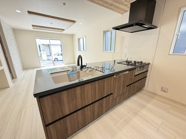 狭山市水野・全3棟　新築一戸建　3号棟のキッチン|リビングが見渡せる対面式キッチン