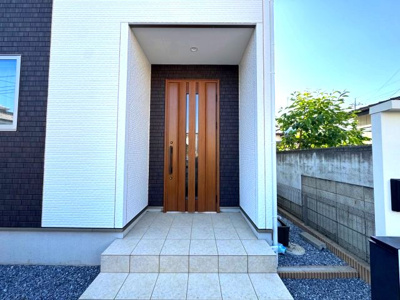 【玄関】 | 伊勢崎市境栄　太陽光蓄電池　4LDK