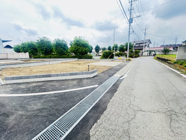 新築　高崎市下豊岡町全６棟　Blooming　Garden　6号棟の前面道路含む現地写真|現地写真　西側接道幅員約5.4ｍ