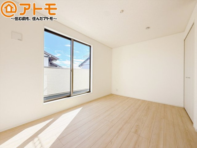 【寝室】 | 藤枝市藤岡第10　新築戸建　1号棟 | バルコニーに面したお部屋なので、布団などの大きなものも楽々干せます♪