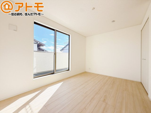 【寝室】 | 藤枝市藤岡第10　新築戸建　1号棟 | バルコニーに面したお部屋なので、布団などの大きなものも楽々干せます♪