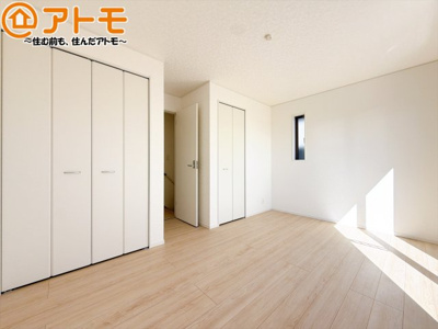 【寝室】 | 藤枝市藤岡第10　新築戸建　1号棟 | 収納スペースもしっかり確保したお部屋は、収納家具の数も減らせるのでお部屋を広く使えます！
