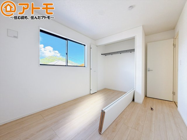 【子供部屋】 | 藤枝市藤岡第10　新築戸建　1号棟 | 壁と床がシンプルな色合いだからこそ自分だけの空間を作れます♪お部屋作りのイメージは順調でしょうか♪