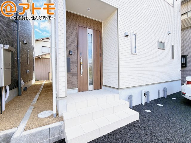 【玄関】 | 藤枝市藤岡第10　新築戸建　1号棟 | 落ち着いた色合いの玄関はダブルロックで防犯性に優れた仕様になっています♪