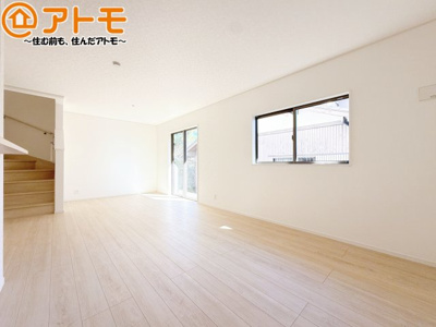 【居間・リビング】 | 藤枝市藤岡第10　新築戸建　1号棟 | 日当たりのよいリビングは、一年を通してぽかぽかとしています。家族が自然と集まる空間になりそうですね♪
