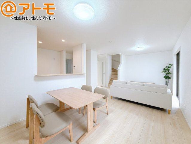 【居間・リビング】 | 藤枝市藤岡第10　新築戸建　1号棟 | 日当たりのよいリビングは、一年を通してぽかぽかとしています。家族が自然と集まる空間になりそうですね♪