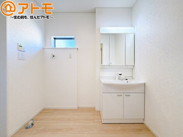 【独立洗面台】 | 藤枝市藤岡第10　新築戸建　1号棟 | 三面鏡の中は収納になっているため、スッキリとした洗面台を保つことができます♪