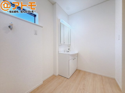 【独立洗面台】 | 藤枝市藤岡第10　新築戸建　1号棟 | シャワータイプの洗面台は、洗濯物の土汚れなどの予洗いもしやすいため、お子様のいるご家庭でも大活躍！