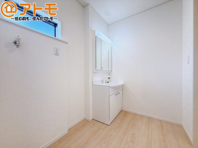 【独立洗面台】 | 藤枝市藤岡第10　新築戸建　1号棟 | シャワータイプの洗面台は、洗濯物の土汚れなどの予洗いもしやすいため、お子様のいるご家庭でも大活躍！