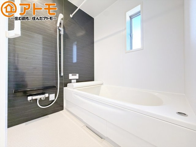 【浴室】 | 藤枝市藤岡第10　新築戸建　2号棟 | 浴室は落ち着いた色のパネルでゆったりと過ごせる空間です。お風呂で一日の疲れを癒しましょう♪