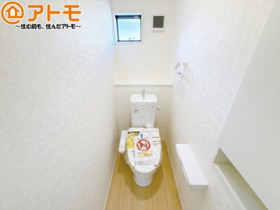 【トイレ】 | 藤枝市藤岡第10　新築戸建　2号棟 | 年代を問わず使いやすい洗浄機能付きのトイレ♪肌への負担をも減らせるのでお子様の敏感なお肌も安心！