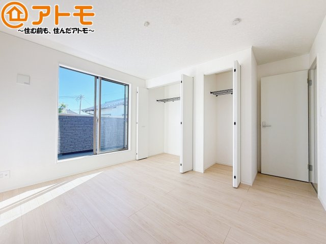 【寝室】 | 藤枝市藤岡第10　新築戸建　2号棟 | バルコニーに面したお部屋なので、布団などの大きなものも楽々干せます♪