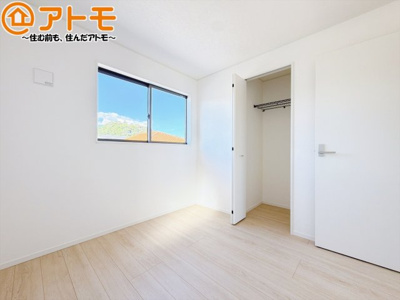 【子供部屋】 | 藤枝市藤岡第10　新築戸建　2号棟 | 壁と床がシンプルな色合いだからこそ自分だけの空間を作れます♪お部屋作りのイメージは順調でしょうか♪