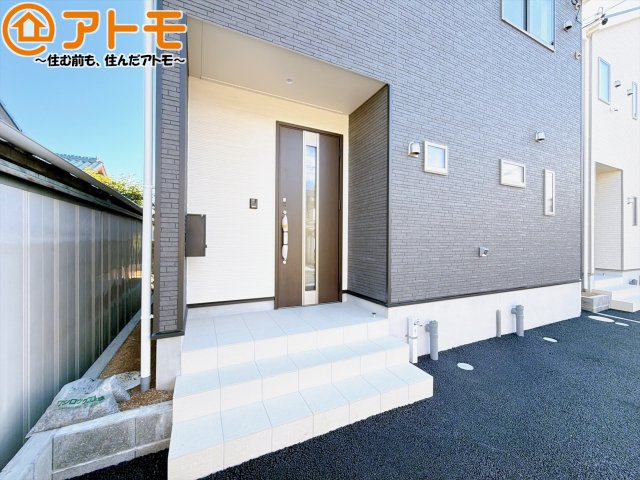 【玄関】 | 藤枝市藤岡第10　新築戸建　2号棟 | 落ち着いた色合いの玄関はダブルロックで防犯性に優れた仕様になっています♪